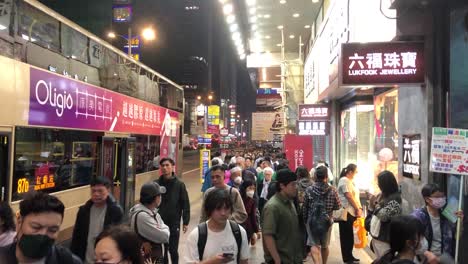 Menschenmassen-Laufen-Die-Hauptstraße-In-Mong-Kok,-Hongkong-Entlang