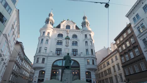 Das-Gebäude-Des-Restaurants-Lugeck-Und-Des-Johannes-Gutenberg-Denkmals-In-Wien,-Österreich-–-16.-Dezember-2023