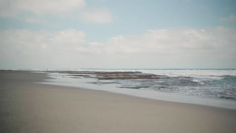 Playa-La-Union-Con-Vista-En-ángulo-Bajo-De-Las-Olas-Del-Océano-Rodando-Sobre-La-Arena-En-Filipinas