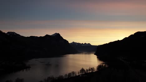 Resplandor-Del-Atardecer-En-Walensee,-Silueta-Churfirsten.-Alpes-Suizos