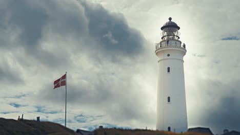 Schwere-Stürmische-Wolken-Fliegen-über-Dem-Leuchtturm-An-Der-Dänischen-Küste