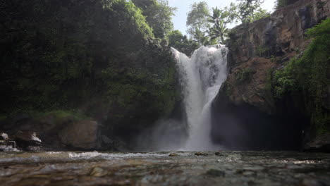 üppige-Umgebung-Und-Malerische-Kulisse-Des-Tegenungan-Wasserfalls