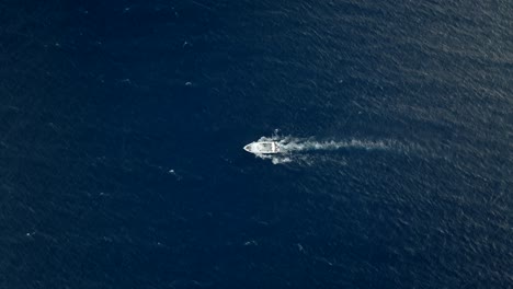 Boot-Auf-Der-Suche-Nach-Walen,-Segelt-Allein-In-Tiefem-Wasser,-Gefilmt-Mit-Einer-Drohne,-Insel-Réunion