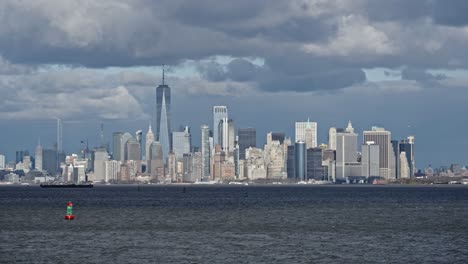 Panoramic-view-over-Hudson-River-of-iconic-Manhattan-skyline,-New-York-City