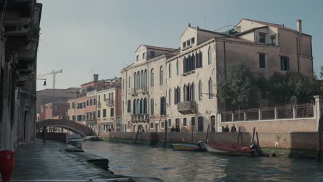 Ruhiger-Kanal-In-Venedig-Mit-Brücke-Und-Gehweg