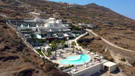 órbita-Aérea-De-Un-Lujoso-Resort-Con-Piscina-En-Imerovigli,-Santorini