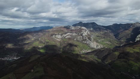 Vista-Aérea-De-Asturias-Con-Picos-De-Europa-En-El-Horizonte