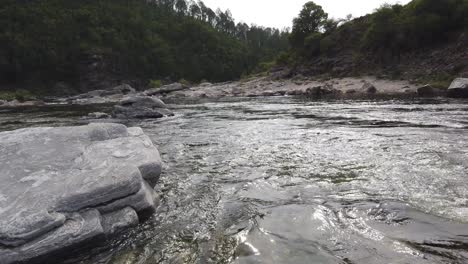 Wasser-Fließt-Durch-Steinflusstal,-Himmelslandschaft,-Küste-Von-Córdoba,-Argentinien