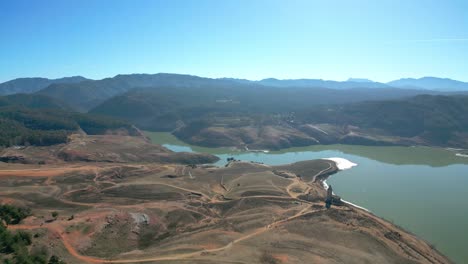 Dique-Del-Pantano-De-Sau-En-Cataluña,-España,-Intensa-Sequía-En-2024-Vistas-Aéreas-Del-Parque-Natural,-Con-Muy-Poca-Agua-Debido-A-La-Sequía