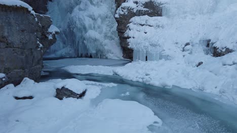 Cascada-Congelada-Con-Hielo-En-Invierno-Inclinada-Hacia-Arriba