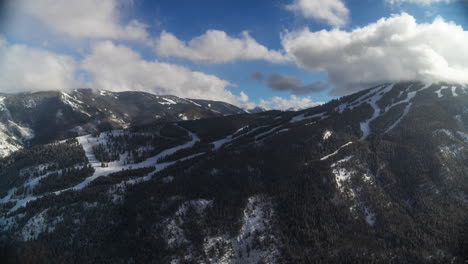 Aspen-Highlands-Zeitraffer-Ajax-Ski-Trail-Runs-Buttermilk-Snowmass-Maroon-Bells-Pyramid-Peaks-Rocky-Mountains-Winter-Blauer-Himmel-Schneebedeckt-Bewölkt-Nebel-Bewegung-Malerische-Landschaft