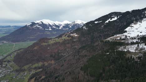 Fronalpstock-Glaris-Suiza-Pueblo-Verde-Valle-Debajo-De-Las-Montañas-Heladas
