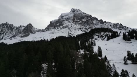 Fronalpstock-Suiza-Glarus-Vuelo-Bajo-Revela-Casa-Escondida-En-Los-Alpes-Suizos