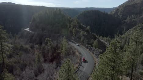 Highway-89a-In-Sedona,-Arizona-Mit-Bergen-Und-Autos-Fahren-Mit-Drohnenvideo-Stabil