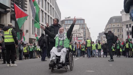 Hombre-En-Silla-De-Ruedas-Grita-Apasionadamente-En-Protesta-Pro-Palestina