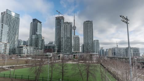 Sportplatz,-Wolkenkratzer-Und-Kräne-Im-Bewölkten-Toronto,-Zeitraffer