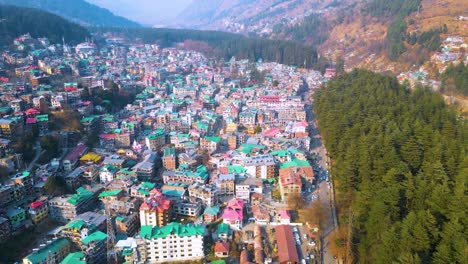 Luftaufnahme-Der-Stadt-Manali,-Himachal-Pradesh,-Indien