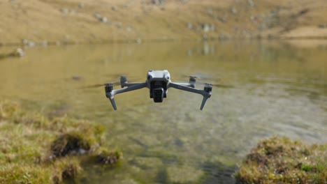 Drone-Flotando-Sobre-El-Borde-Del-Lago-En-Los-Alpes-Italianos