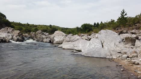 Einheimisches-Ruhiges-Wasser,-Steinflusslandschaft-Rio-Grande-Cordoba-Argentinien-Tal