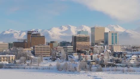 Hohe-Berggipfel-Im-Hintergrund-Der-Skyline-Von-Anchorage-In-Alaska