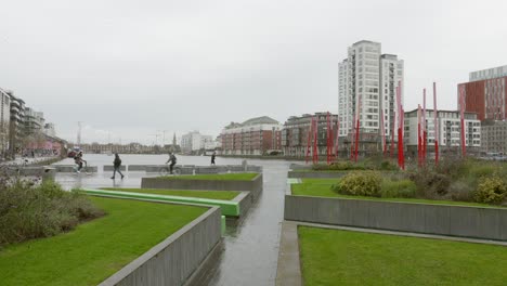 Vista-Panorámica-Del-Muelle-Del-Gran-Canal-Desde-La-Plaza-Del-Gran-Canal-En-Los-Docklands-De-Dublín,-Irlanda