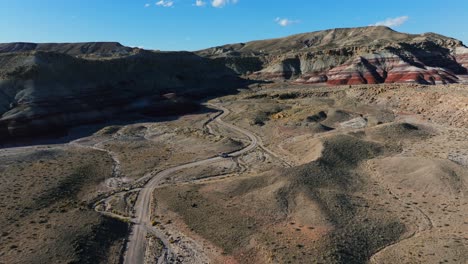 Fahrzeug-Fährt-Im-Gelände-Durch-Wüstenhügel-In-Utah,-USA-–-Luftaufnahme-Einer-Drohne