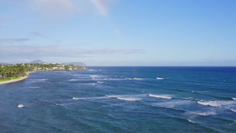 Drohnenaufnahmen-Des-Wunderschönen-Blauen-Pazifischen-Ozeans,-Der-Sich-Dreht-Und-Die-Vulkanische-Formation-Diamond-Head-Auf-Der-Insel-Oahu,-Hawaii,-Enthüllt