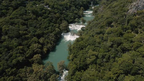 Spektakuläre-Luftaufnahme-Von-Wasserfällen-Inmitten-Des-Tropischen-Waldes-Zwischen-Bergen