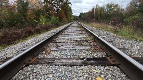 Ferrocarril-De-New-Hampshire-Durante-Los-Colores-Del-Otoño,-Toma-Aérea-FPV