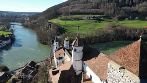 Aarburg-Aargau-Schweiz-Burgtürme-Und-Fluss-In-Unwirklicher-Luftaufnahme