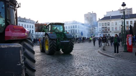Bauern-Protestieren-Während-Des-EU-Gipfels-Vor-Dem-Europäischen-Parlament-Auf-Dem-Luxemburger-Platz-–-Brüssel,-Belgien