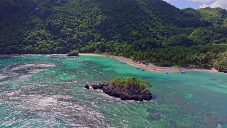 Hermosa-Playa-Ermitano-Y-Agua-De-Mar-Turquesa-De-La-Península-De-Samaná-En-República-Dominicana