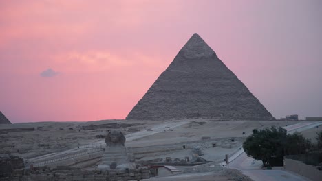 Die-Große-Pyramide-Und-Die-Sphinx-Mit-Einem-Warmen-Sonnenuntergang-Dahinter