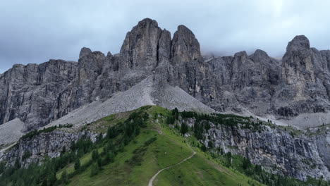 Felsige-Dolomitberge-In-Italien,-Luftaufnahme-Einer-Drohne