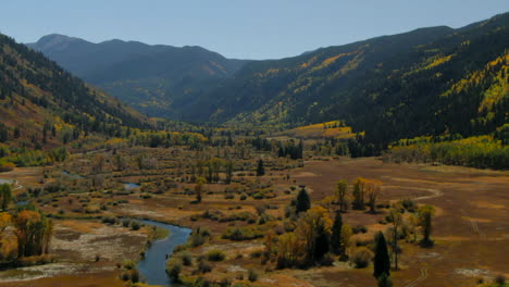 Independence-Pass-Colorado-Sommer-Herbst-Herbstfarben-Luftbild-Drohne-Kino-Aspen-Snowmass-Mountain-Ashcroft-Maroon-Bells-Pyramid-Peak-Wunderschöner-Atemberaubender-Blauer-Himmel-Mittag-Sonnig-Aufwärtsbewegung
