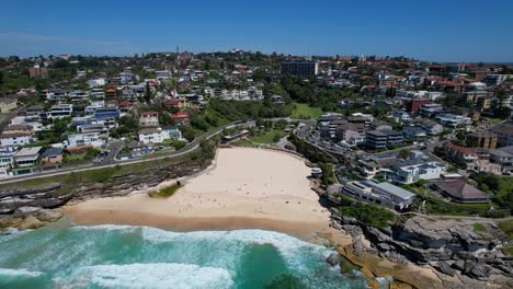 Pintoresca-Playa-De-Tamarama-En-Sydney,-Nsw,-Australia---Toma-Aérea-De-Un-Drone