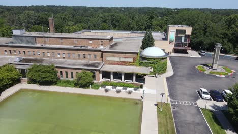 Edificio-Del-Instituto-Cranbrook-De-Ciencias-En-Un-Día-Soleado,-Bloomfield-Hills,-Michigan,-Estados-Unidos,-Vista-Aérea