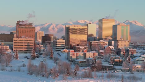Anchorage,-Alaska,-Skyline-Der-Stadt-Und-Die-Berge-Im-Hintergrund,-USA