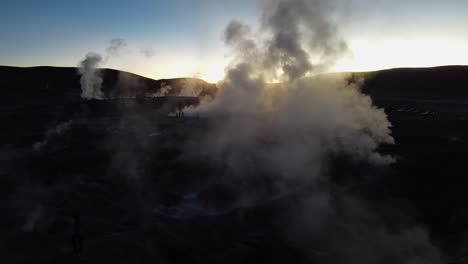 Punto-Caliente-De-Geología-De-Sol-De-Mañana,-Géiseres-Vapor-Al-Amanecer-En-Bolivia