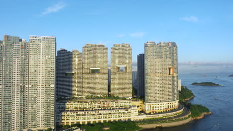 Toma-Aérea-De-Edificios-Residenciales-De-Gran-Altura-En-Hong-Kong-Durante-La-Puesta-De-Sol