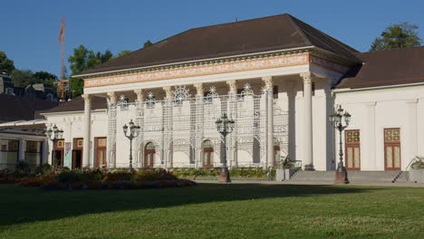 La-Fachada-Exterior-Del-Kurhaus-De-Baden-Baden,-Alemania---Plano-Medio