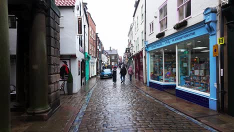 Menschen-Spazieren-Durch-Die-Ruhigen-Straßen-Von-Staithes,-Einem-Verschlafenen-Fischerdorf-An-Der-Küste-Von-Yorkshire-In-England