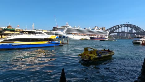 Puerto-De-Sydney-Con-Ferries-Y-Cruceros,-El-Puente-Del-Puerto-De-Sydney-En-El-Fondo,-Día-Soleado