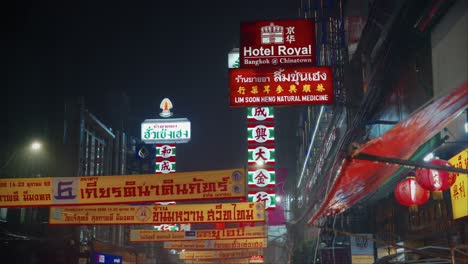 Glowing-signs-on-nighttime-busy-Yaowarat-Road-in-Chinatown,-Bangkok