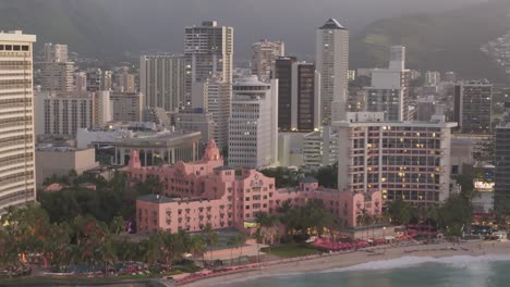 Rückwärts-Luftaufnahme-Von-Luxus-Resorts-In-Waikiki-Nach-Sonnenuntergang-In-Honolulu