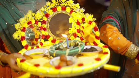 Plato-Mehndi-Tradicional-A-La-Luz-De-Las-Velas-Con-Flores-Y-Regalos-En-Una-Boda-Paquistaní