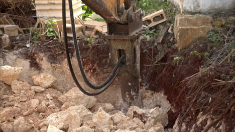 Cámara-Lenta-De-Un-Martillo-Hidráulico-Que-Perfora-Rocas-Pálidas-De-La-Península-De-Yucatán