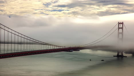 Nebel-über-Der-Bucht-Von-San-Francisco-Mit-Booten-Unter-Der-Golden-Gate-Bridge---Zeitraffer