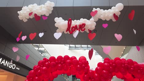 Parte-Superior-Del-Arco-De-Globos-En-Forma-De-Corazón-En-Un-Centro-Comercial.