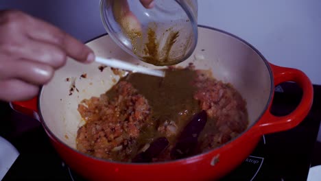 Gießen-Sie-Eine-Curry-Mischung-Paste-In-Einen-Topf-Mit-Zerkleinerten-Tomaten,-Um-Ein-Curry-Gericht-Zu-Machen